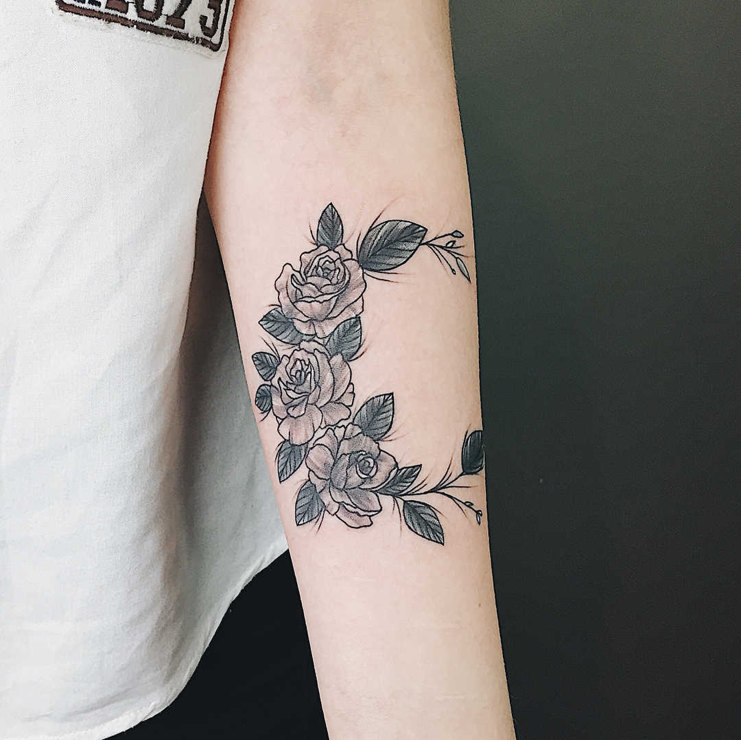 小臂月亮玫瑰花环纹身图案