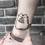 小腿黑灰龙猫纹身图案