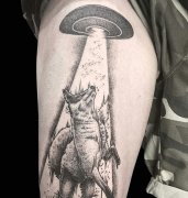 大腿黑灰外星人纹身图案