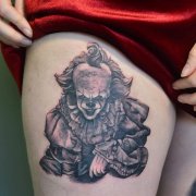 大腿黑灰写实小丑纹身图案