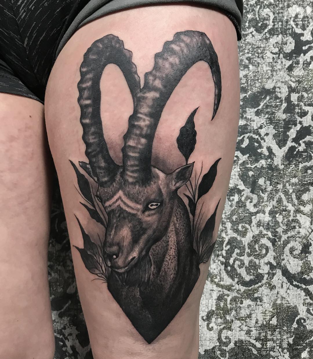 大腿黑灰写实羊头纹身图案