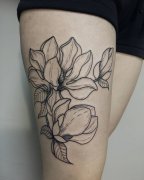 大腿黑灰玉兰花纹身图案
